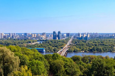 Ukrayna Kiev 'deki Metro Köprüsü ve Dinyeper Nehri' nin havadan görüntüsü. Kyiv şehir manzarası