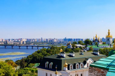 Kiev Pechersk Lavra (Mağara Kiev Manastırı) ve Ukrayna Dinyeper Nehri manzarası