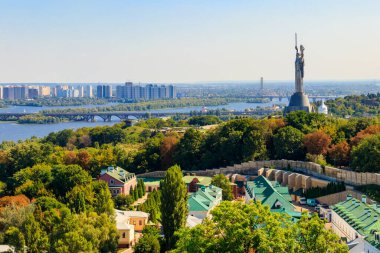 Ukrayna Kiev 'deki Anavatan Anıtı ve Dinyeper Nehri manzarası. Kiev şehir manzarası