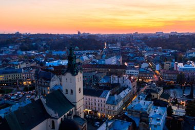 Günbatımında Ukrayna, Lviv 'deki Latin Katedrali ve Rynok Meydanı' nın havadan görünüşü. Lviv belediye binasından görüntü