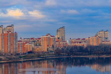 Dinyeper Nehri 'nin Obolon seti manzarası ve Ukrayna' nın Kiev şehrinde İsa 'nın Doğuşu kilisesi.