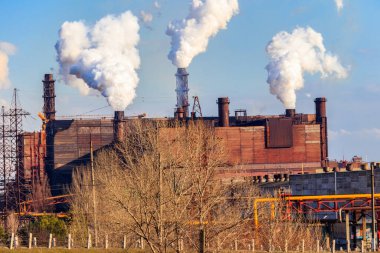 Dumanlı boruları olan eski bir fabrika manzarası. Hava kirliliği, çevresel hasar