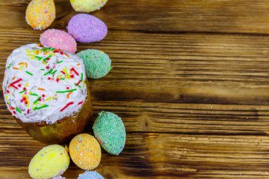 Tahta bir masada paskalya pastası ve paskalya yumurtası. Üst görünüm, alanı kopyala