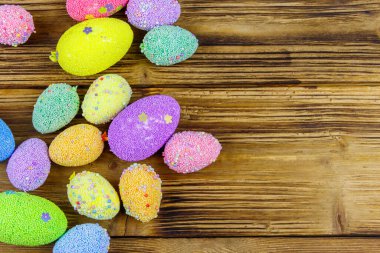 Kırsal ahşap arka planda paskalya yumurtaları. Üst görünüm, alanı kopyala