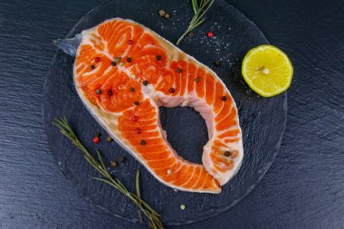 Siyah tahtada baharatlı çiğ somon bifteği. Üst görünüm
