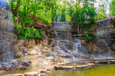 Uman, Ukrayna 'daki Sofiyivka parkında güzel bir şelale.