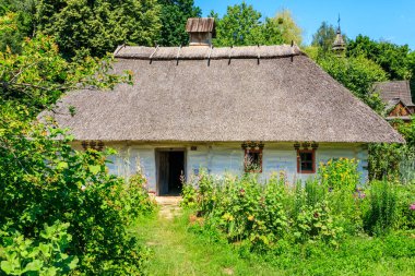 Ukrayna 'nın Kiev kenti yakınlarındaki Pyrohiv (Pirogovo) köyündeki antik Ukrayna kırsal evi