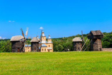 Ukrayna 'nın Kiev kenti yakınlarındaki Pirohiv (Pirogovo) köyündeki Ukrayna Halk Mimarisi ve Halk Yolları Açık Hava Müzesi manzarası
