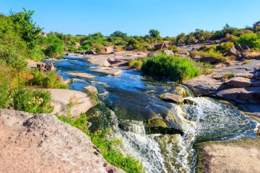 Ukrayna 'nın Dnipropetrovsk bölgesindeki Kamenka nehri üzerindeki Tokovsky şelalelerinin manzarası