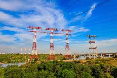 Ukrayna, Zaporizhia 'daki Khorytsia adasındaki Dinyeper nehri boyunca yüksek voltajlı elektrik hattı.
