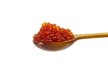 Beyaz arka planda izole edilmiş tahta kaşıkta kırmızı havyar.