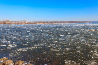 Baharda eriyen buzla kaplı bir göl manzarası