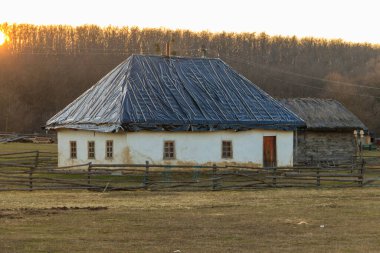 Ukrayna 'nın Çerkasya bölgesindeki Stetsivka köyündeki Otantik Kazak çiftliğindeki antik Ukrayna kırsal kil evi.