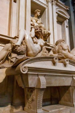 Floransa, İtalya - 7 Kasım 2022: Giuliano di Lorenzo de 'Medici' nin Mozolesi Gece ve Gündüz heykelleri Michelangelo 'ya ait, Medici mezarı Floransa, İtalya' daki Medici kilisesinin yeni kutsal mezarında