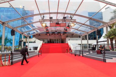 Cannes, Fransa - 17 Mayıs 2023: Fransa 'nın Cannes şehrinde düzenlenen 76. Uluslararası Film Festivali sırasında Palais des Festival Sarayı' ndaki kırmızı halı merdiveni (Festivaller ve Cannes Kongresi)