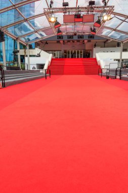 Cannes, Fransa - 17 Mayıs 2023: Fransa 'nın Cannes şehrinde düzenlenen 76. Uluslararası Film Festivali sırasında Palais des Festival Sarayı' ndaki kırmızı halı merdiveni (Festivaller ve Cannes Kongresi)