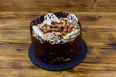 Tahta bir masada lezzetli çikolatalı pasta.