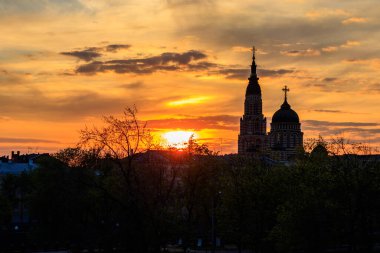Ukrayna, Kharkov 'da günbatımında Annunciation Katedrali manzarası