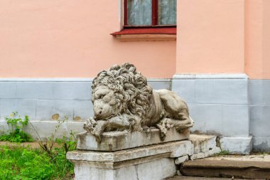 Ukrayna 'nın Kharkiv bölgesindeki Natalyevka emlak kompleksindeki güzel aslan heykeli