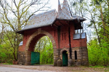 Ukrayna 'nın Kharkiv bölgesindeki Natalyevka parkındaki giriş kapısı
