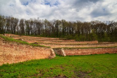 Şarkı söyleyen teraslar 19. yüzyılda inşa edilmiş ve Ukrayna 'nın Kharkiv bölgesinde tuğla duvarlarla güçlendirilmiş bahçe teraslarıdır.