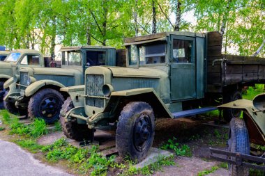 Ukrayna 'nın Pereyaslav kentindeki Açık Hava Halk Mimarisi ve Ortanca Naddnipryanschina Halk Yolları Müzesinde paslı Sovyet retro kamyonları