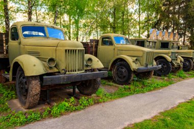 Ukrayna 'nın Pereyaslav kentindeki Açık Hava Halk Mimarisi ve Ortanca Naddnipryanschina Halk Yolları Müzesinde paslı Sovyet retro kamyonları