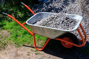 İnşaat alanında çakıllı el arabası.