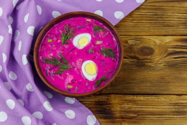 Tahta bir masada soğuk pancar çorbası. Üst görünüm