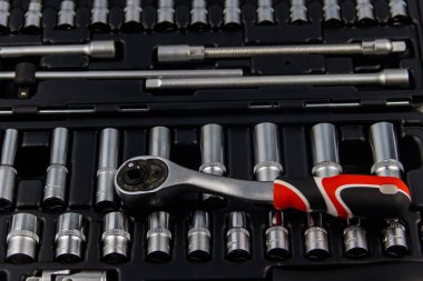 Araba tamiri için evrensel araç gereç kitinin yakın plan görüntüsü