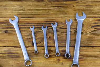 Ahşap arka planda ingiliz anahtarı aletleri. Üst görünüm