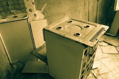 Ukrayna 'nın Çernobil Yasaklama Bölgesi' ndeki Pripyat hayalet kasabasındaki terk edilmiş dairenin mutfağı. Siyah ve beyaz ton