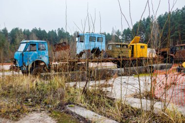 Çernobil Yasaklama Bölgesi, Ukrayna 'da eski paslı hasarlı kamyonlar