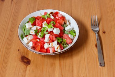 Taze yaz salatası, karpuz, domates, beyaz peynir ve fesleğen.