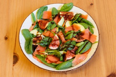 Füme somon, ıspanak, avokado ve incirli sağlıklı salata.