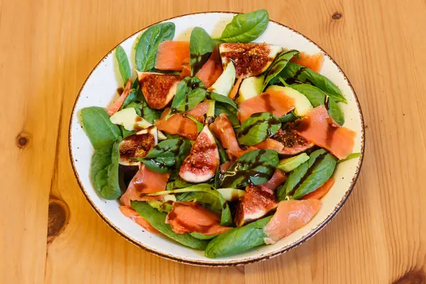 Füme somon, ıspanak, avokado ve incirli sağlıklı salata.