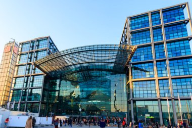 Berlin, Almanya - 22 Mart 2022: Berlin ana tren istasyonu (Hauptbahnhof), Almanya