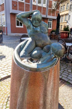 Bremen, Almanya - 2 Nisan 2022: Badestuben Fıskiyesi, Almanya 'nın Bremen kentinin merkezinde, Ortaçağ İlçesi Schnoor' da Beim Bade heykeli ile