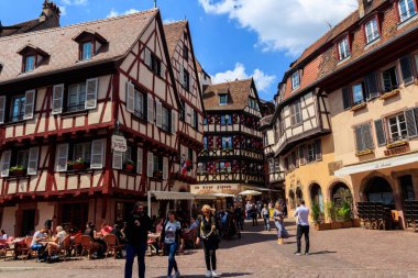 Colmar, Fransa - 8 Mayıs 2022: Fransa 'nın Alsace kentinde geleneksel renkli yarı kereste evlere sahip eski Colmar kasabasının güzel manzarası