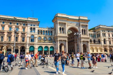 Milan, İtalya - 10 Mayıs 2022: Milano, Lombardiya, İtalya 'daki Piazza del Duomo' daki Vittorio Emanuele Galerisi (Katedral Meydanı)