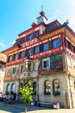 Stein am Rhein, İsviçre - 25 Mayıs 2022: İsviçre 'nin tarihi Stein am Rhein kentindeki güzel boyanmış belediye binası