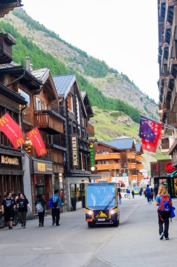 Zermatt, İsviçre - 21 Mayıs 2022 Zermatt, İsviçre 'de küçük elektrikli araba. Zermatt yanmalı motorlu arabasız bir bölgedir.