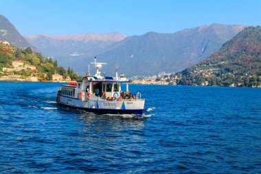 Como, İtalya - 27 Ekim 2022: Como Gölü, Lombardy, İtalya 'da turist gemisi