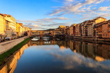 Floransa, İtalya - 7 Kasım 2022: Floransa, Toskana, İtalya 'da Arno Nehri üzerindeki ünlü ortaçağ taş köprüsü Ponte Vecchio