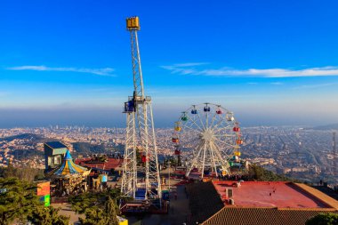 Barselona, İspanya - 18 Aralık 2022: Katalonya, İspanya 'da Barselona üzerinde panoramik manzaralı Tibidabo Dağı' ndaki lunapark