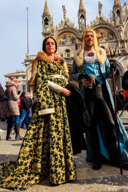 Venedik, İtalya - 11 Şubat 2023: Venedik maskeli tanımlanamayan çift Venedik, İtalya Karnavalı 'na katıldı