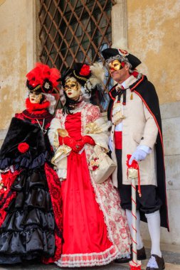 Venedik, İtalya - 11 Şubat 2023: Venedik, İtalya 'da düzenlenen yıllık Venedik Karnavalı sırasında kimliği belirsiz insanlar renkli maskeler ve kostümler giyiyorlar