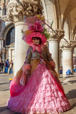 Venedik, İtalya - 12 Şubat 2023: Venedik, İtalya 'da düzenlenen yıllık Venedik Karnavalı sırasında renkli maske ve kostüm giyen kadın portresi