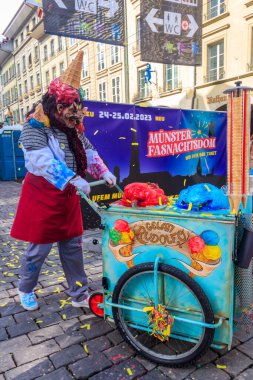 Bern, İsviçre - 25 Şubat 2023: İsviçre, Bern 'deki karnaval sırasında canavar dondurmacı kılığındaki tanımlanamayan adam