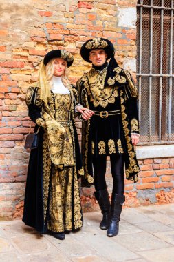 Venedik, İtalya - 11 Şubat 2023: Venedik maskeli tanımlanamayan çift Venedik, İtalya Karnavalı 'na katıldı